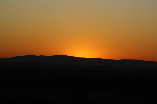 Der Gro&szlig;e Feldberg / Taunus aus 38 km Entfernung vom Bismarkturm/ Buchberg bei Langenselbold